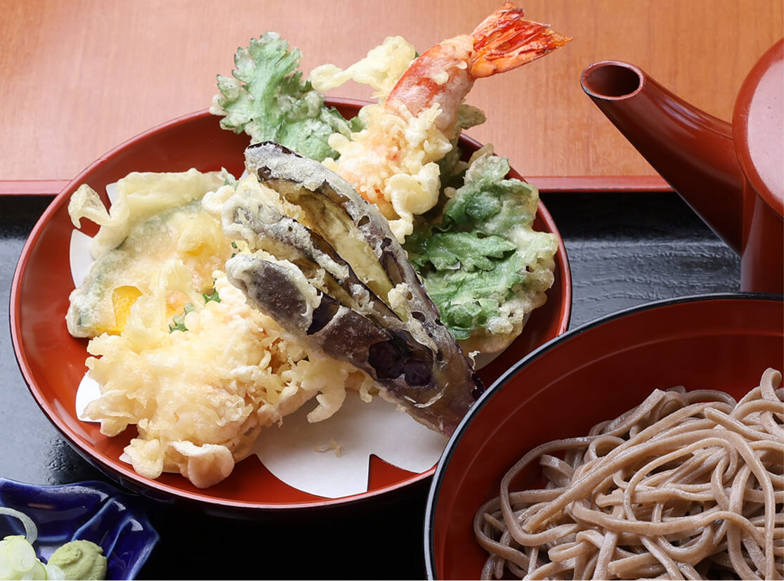 特大の海老の天ぷらが嬉しい天ぷら蕎麦