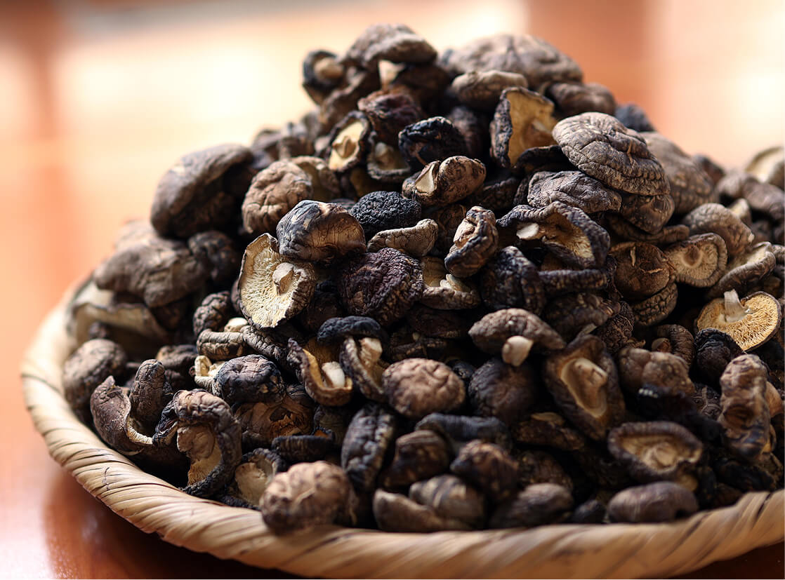 自家栽培のシイタケはこだわりの逸品